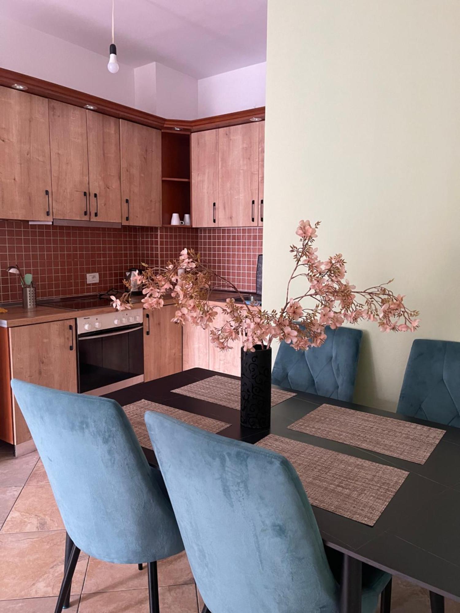 Spacious With Balcony Apartment Yzberishti